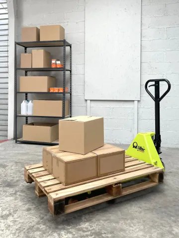 equipement-stockage-entrepot-transpalette-rayonnage-1-74acc34a